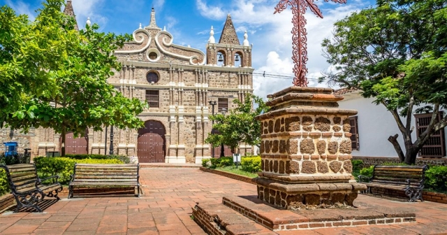 Descubre cómo llegar a Santa Fe de Antioquia y qué hacer