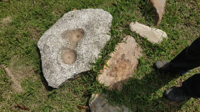 Zhatukwas, buchi nella roccia usati dai mamo per consultarsi