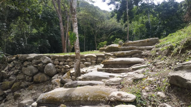 Terrazze Bunkuany interconnesse da sentieri in pietra