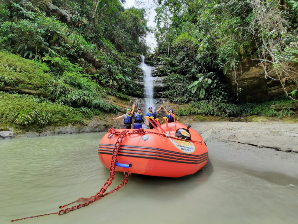 Rafting in the Güejar River canyon, waterfalls, partying llanero