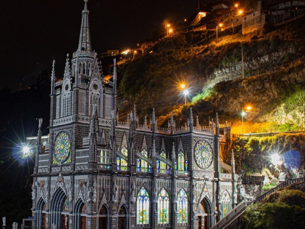 Tour to the Sanctuary of Las Lajas 2-day plan with airport transfers