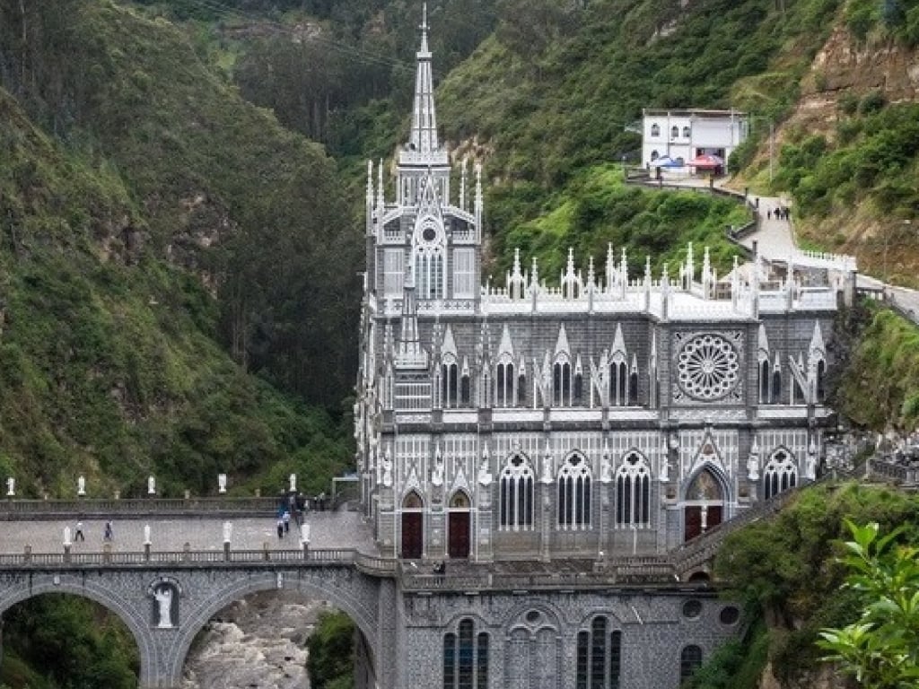 Tour to the Sanctuary of Las Lajas 2-day plan with airport transfers
