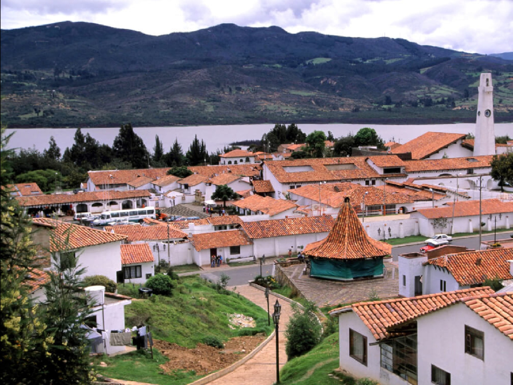 Laguna de Guatavita desde Bogotá